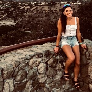 Meet your Posher, Cleo